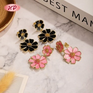 Elegantes Pendientes Colgantes de Flor Esmaltada Rosa Vintage con Circonita, Chapados en Oro de 18K, Joyería Unisex de Latón - Product Image 3