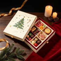 Boîte cadeau rigide écologique faite à la main pour Noël, avec doublure en éponge, couvercle personnalisé avec estampage à chaud, insert compartimenté pour chocolats, bonbons et biscuits