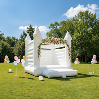 Château gonflable blanc pur avec toboggan pour enfants, idéal pour les fêtes de mariage en extérieur