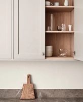 Buffet de luxe avec tiroirs et portes vitrées, élégant meuble de rangement de cuisine en finition blanc doux