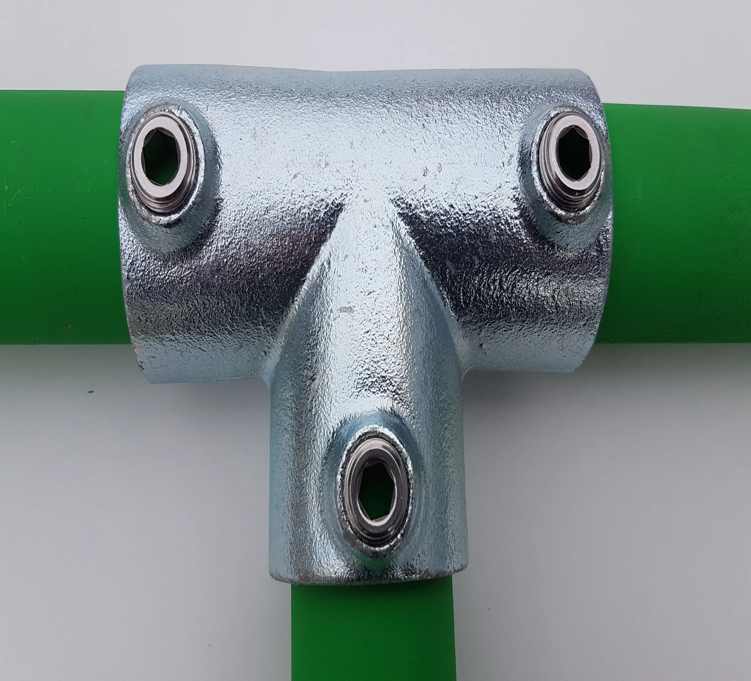 Hot dipped galvanized Malleable Iron Key Clamp pipe clamps Tee elbow cross flange malleable iron pipe fittings factory