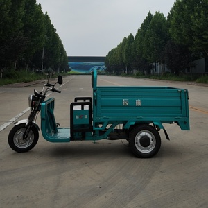 Tricycle de transport à batterie avec plateau en acier, fourche avant à suspension et kit de rétroviseurs pour la distribution de boissons - Product Image 3