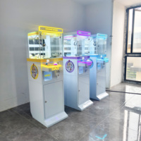 Machine à attraper les mini-poupées géantes à monnayeur, directement de l'usine, compatible avec le lecteur sans espèces Nayax pour centres commerciaux, zones de jeux et lieux de divertissement