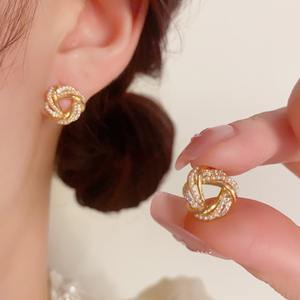 Exquisito verano nuevo diseño pendientes de moda para mujer alta calidad diamantes de imitación perla envuelto triángulo Stud para regalo - Product Image 1