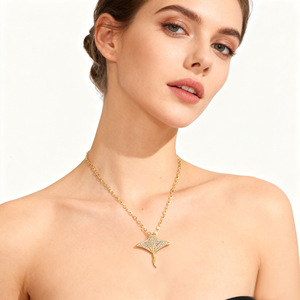 Collier Pendentif Raie Manta de Luxe Plaqué Or 18K avec Zircons Cubiques, Chaîne en Laiton Effet Givré Motif Queue de Poisson, Bijou en Laiton pour Femme, Cadeau d'Été - Product Image 3
