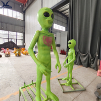 Statues d'extraterrestres verts grandeur nature hautement réalistes avec design de motifs personnalisés pour la décoration de parcs à thème en plein air