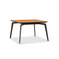 Table d'appoint carrée en cuir marron simple et polyvalente avec pieds intégrés en contreplaqué courbé, petite table basse gain de place pour salon