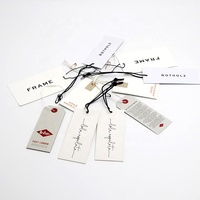 Étiquettes de balançoire de vêtement personnalisées étiquette de vêtements imprimer le nom du logo étiquette volante en plastique avec ficelle de papier étiquettes volantes pour vêtements propre logo