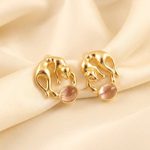 Boucles d'oreilles en laiton plaqué or 18 carats avec panthère et pierre ovale délicate en quartz rose œil de chat hydro, vente en gros - Product Image 2