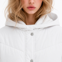Veste matelassée blanche à capuche pour femme, personnalisable, avec fermeture à boutons-pression, matelassage horizontal, poches obliques, manteau chaud d'hiver, OEM ODM