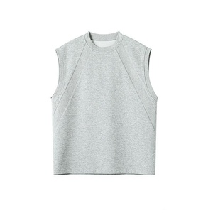 Améliorez les bases de votre garde-robe masculine avec des gilets décontractés de couleur unie de qualité supérieure, en tissu respirant pour un confort et une polyvalence tout au long de la journée. - Product Image 1