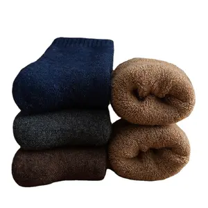 Venta al por mayor de invierno súper grueso térmico cómodo color sólido hombres calcetines de hilo de lana regalos de fiesta