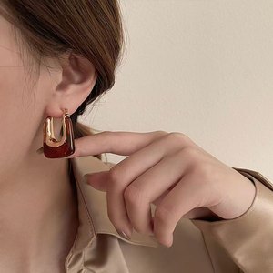 Orecchini a Perno in Acrilico e Resina con Granato, Placcati in Oro 18K, Design Geometrico - Regalo per Donne - Product Image 3
