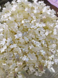 Carino giallo bianco nero madreperla involucro inciso per bambine ciondolo gioielli fai da te con perline - Product Image 3