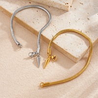 Bracelet unisexe tendance punk hip-hop en acier inoxydable plaqué or 18 carats avec pendentif rivet et chaîne épaisse TGSL5691