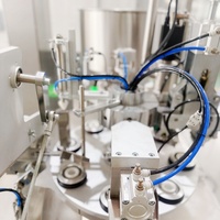 Machine de remplissage et de scellage semi-automatique pour crème injectable Hebo, poudre en flacon, et tubes en plastique à double tête pour bouteilles PET