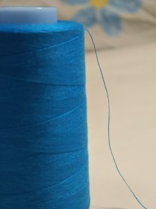 Nhà máy sản xuất cung cấp chỉ may <span class=keywords><strong>polyester</strong></span> <span class=keywords><strong>100</strong></span>% sợi xoắn, độ bền cao, nhuộm màu, 40s/2 Tex27 - Product Image 2