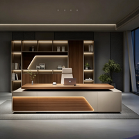 Bureau de direction haut de gamme en placage de bois, design biseauté, panneau latéral avec éclairage LED, bureau en forme de L pour cadre dirigeant