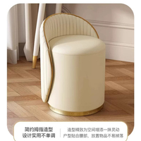 Tabouret de vanité de luxe à rayures verticales et dossier incurvé avec base en métal doré, tabouret de maquillage rotatif rembourré en cuir microfibre
