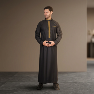 Túnica Negra Premium para Hombre con Panel Frontal Bordado en Oro, Cuello Alto y Manga Larga, Estilo Árabe para Arabia Saudita, Emiratos Árabes Unidos y Países del Golfo - Product Image 2