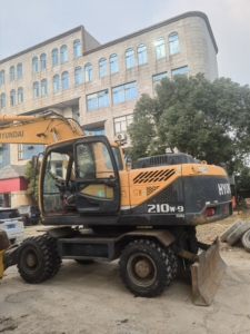 Excavadora Hyundai HX220HD 210W-7/9 Usada de Alta Eficiencia con Motor y Bomba, 22 Toneladas, Modelo 2022, Lista para Trabajar - Product Image 4