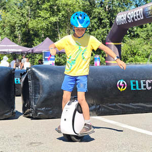 INMOTION E20 Monocycle à deux roues auto-équilibrant pour enfants, 240Wh, 54.6V, autonomie de 30 km, pour les déplacements urbains - Product Image 4