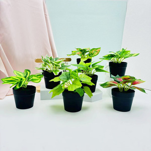 Planta Artificial en Maceta Verde de 16 cm, Decoración Interior de Plástico y Seda, Mini Adorno para Oficina, Balcón o Dormitorio - Product Image 1