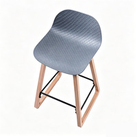 Tabouret de bar moderne en PP texturé avec structure en bois de hêtre courbé, repose-pieds en métal, personnalisable, pour usage commercial, bar à domicile ou hôtel