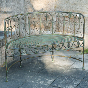 Ensemble de meubles de jardin décoratifs en fer forgé vieilli style rétro, comprenant une table et une chaise à double dossier pour villa et cour - Product Image 4