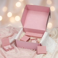 Boîtes d'expédition pour bijoux en papier ondulé rose avec laminage brillant et mat, matériaux recyclés pour l'emballage de bijoux cadeaux