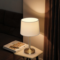 Lampe de table moderne et simple avec base en laiton mat, abat-jour en tissu couleur avoine, ampoule E14, LED électrique blanc chaud, garantie de 4 ans, pour la lecture
