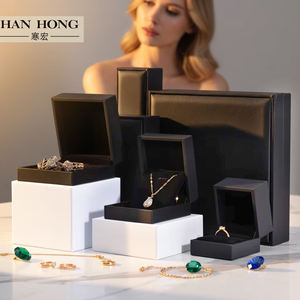 กล่องใส่เครื่องประดับหนัง PU สีดำ แบบคลาสสิกทรงสี่เหลี่ยม สำหรับสร้อยคอ สร้อยข้อมือ ต่างหู แหวน  รับผลิตตามสั่ง พร้อมสกรีนโลโก้  ขายส่งจากโรงงาน - Product Image 1