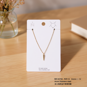 Collana con Pendente Triangolare Appuntito in Acciaio Inossidabile Placcato Oro, Minimalista per Uso Quotidiano, Unisex con Catena a Serpente - Product Image 2