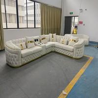 Canapé modulable en forme de L Pinzhi, design simple et élégant de style européen, blanc clair, avec décoration en ligne métallique