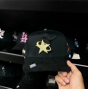 Disponibile all'ingrosso Cappello trucker in camoscio a 5 pannelli con visiera larga, con strass e logo in metallo X Corridos Tumbados X Ct - Product Image 4