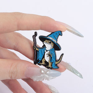 Hagedis Tovenaar Email Pin Schattig Reptiel Met Toverstaf Broche Dier Badge Sieraden Cadeau Voor Vrienden Groothandel - Product Image 4