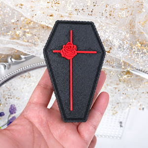 Scatola regalo a forma di bara con rose gotiche, decorazione artigianale in plastica per decorazioni per feste di Halloween - Product Image 1