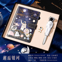 Cuaderno creativo A5 de color con lindo astronauta de dibujos animados galaxia artística cubierta de cuero de tapa dura para insignia de bolígrafo