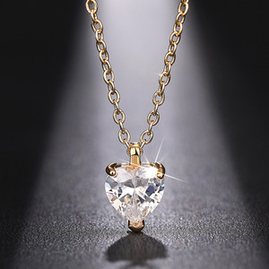 Collana con ciondolo a forma di cuore romantico per donna, gioielli minimalisti per l'uso quotidiano - Product Image 1
