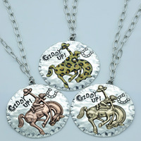 Collier vintage style western avec médaillon rond - Pendentif rétro en alliage gravé - Ensemble de bijoux créatif et minimaliste pour couple