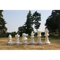 Grande peça de xadrez decorativa no jardim
