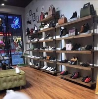 Magasin de chaussures Salle d'exposition Design Sac à main mural en métal Étagères de présentation Magasin de chaussures Étagères de présentation pour magasin de chaussures Présentoir pour chaussures