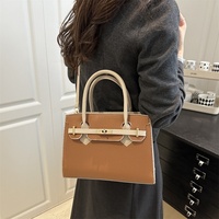 Sac à main élégant en cuir verni PU pour femme, léger et tendance, idéal pour les vacances d'été, vente en gros d'usine