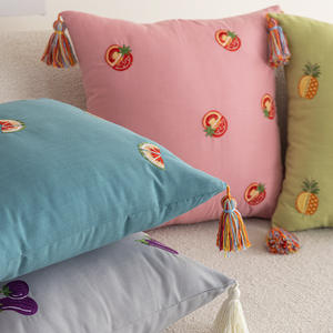 Coussins décoratifs carrés brodés motif tarte aux fruits, couleur unie, style bohème, pour salon, avec pompons, lavables, 100% coton - Product Image 2
