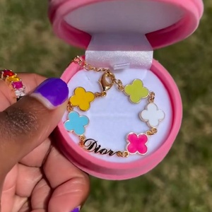 <span class=keywords><strong>Bracelet</strong></span> Trèfle à Quatre Feuilles Tendance, Lettre Prénom Personnalisée, Couleur, pour Filles et Femmes, en Acier Inoxydable Plaqué Or - Product Image 2