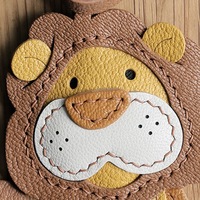 Porte-clés et breloque de sac en cuir de chèvre fait main, style rétro, motif lion de dessin animé, avec applique multicouche et détails cousus, pendentif de voiture à suspendre au rétroviseur