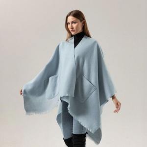 Poncho de bolsillo para mujer de punto plisado étnico tradicional de invierno con patrón y tela personalizados proveedor de <span class=keywords><strong>ropa</strong></span> en línea - Product Image 2