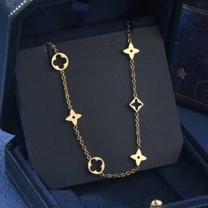 قلادة عصرية من الستانلس ستيل مطلية بذهب عيار 18 قيراط بتصميم ورقة برسيم محظوظة ومفرغة للنساء من المجوهرات - Product Image 1