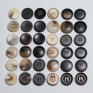 Boutons de manteau en laine et résine à quatre yeux Texture de vent Logo gravé en corne en plastique pour costume et <span class=keywords><strong>pull</strong></span> - Product Image 1