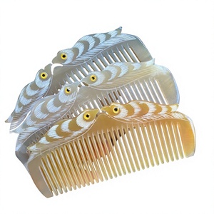Peigne en corne de buffle de luxe fait main portable avec manche classique pour cheveux épais, bouclés et ondulés, pour femmes, hommes et filles, usage quotidien - Product Image 1